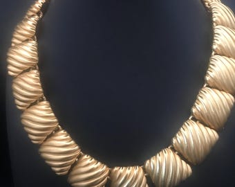 Colar de design Anne Klein, joias colecionáveis com etiqueta de leão assinada, joias robustas em tom dourado dos anos 80, colar colecionável de alta qualidade