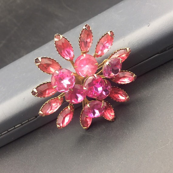 Vintage pink rhinestone brooch, collectible mid c… - image 5