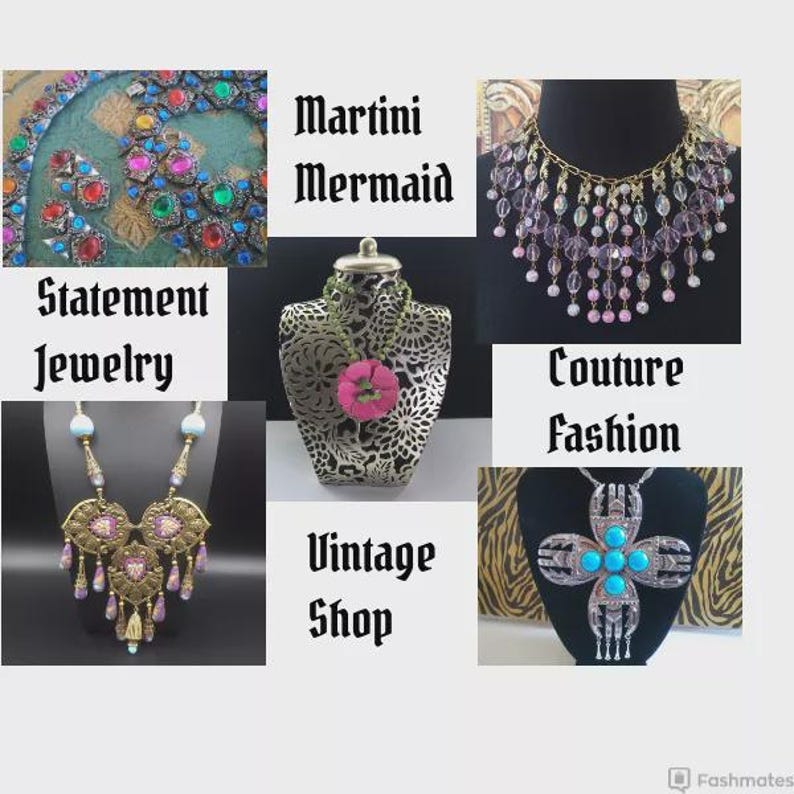 Puede incluir: Un collage de joyas llamativas y art&iacute;culos de moda de alta costura. Incluye un collar de cuentas, un objeto decorativo adornado con flores y un colgante de cruz turquesa. La imagen tambi&eacute;n presenta el texto "Martini Mermaid", "Statement Jewelry", "Couture Fashion" y "Vintage Shop".
