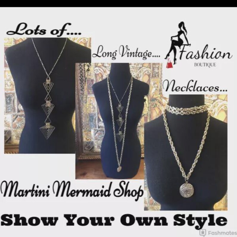 Może przedstawiać: Prezentacja długich naszyjnik&oacute;w w stylu vintage na czarnych manekinach. Naszyjniki są w kolorze srebrnym i złotym, z geometrycznymi i łańcuchowymi wzorami. Obraz zawiera tekst "Lots of...", "Long Vintage...", "Fashion Boutique", "Necklaces...", "Martini Mermaid Shop" i "Show Your Own Style."