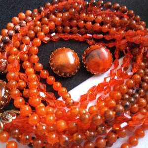 Conjunto de collar y pendientes de múltiples hilos, joyería vintage de lucita naranja, demi parure, nuevo y antiguo.