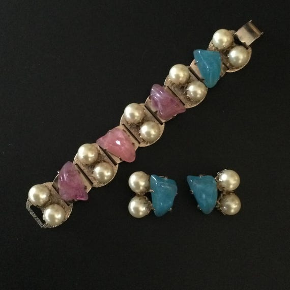 1950s 1960s Vintage Chunky Pink & Blue Lucite Faux Pearl  Vintage 50s/60s Chunky Crystal Bracelet main image 0