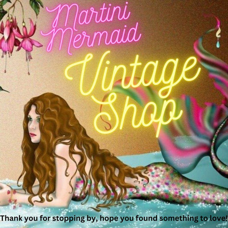 Może przedstawiać: Ilustracja syreny z długimi brązowymi włosami i kolorowym ogonem, leżącej w wodzie. Tekst "Martini Mermaid Vintage Shop" jest wyświetlany w neonowym stylu. Obraz zawiera tekst "Thank you for stopping by, hope you found something to love!"
