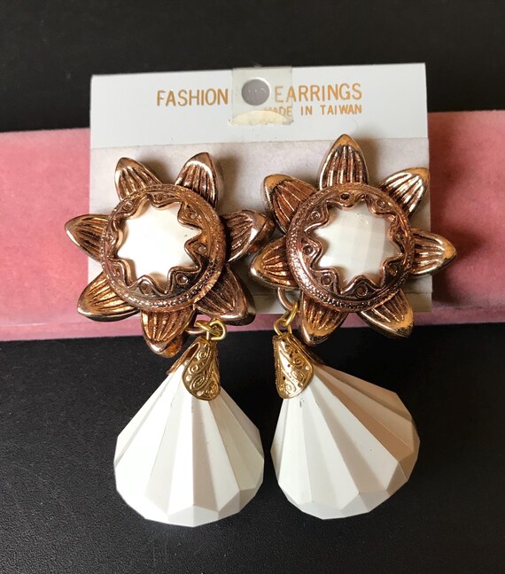 Vintage White Plastic Dangle Drop Statement Clip … - image 2