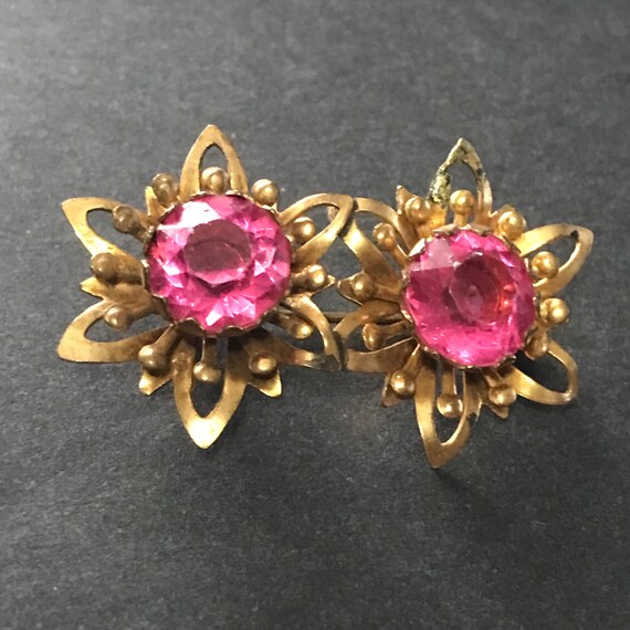 Broche Fantaisie Ancienne En Forme De Fleur Avec Strass Rose - Occasion, Toutes Pierres Présentes