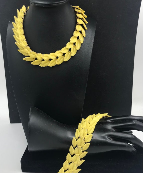 Yellow Thermoset jewelry set, 1950s 1960s Lucite … - image 2