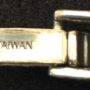 Może przedstawiać: Rustykalny drewniany szyld z napisem "Welcome to our home" w białych literach. Szyld ma postarzaną powierzchnię i prosty, zapraszający design, idealny na ganek lub do przedpokoju.