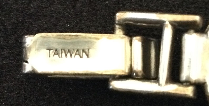 Może przedstawiać: Rustykalny drewniany szyld z napisem "Welcome to our home" w białych literach. Szyld ma postarzaną powierzchnię i prosty, zapraszający design, idealny na ganek lub do przedpokoju.