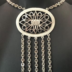 Collar con colgante de borla en tono plateado vintage, joyería de los años 60 y 70