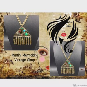 Może przedstawiać: Zestaw trzech ceramicznych kubk&oacute;w z nakrapianym, matowym wykończeniem. Kubki są w odcieniach kremu, jasnoszarości i ciemnoszarości. Każdy kubek ma prosty, minimalistyczny design i zaokrąglony uchwyt.