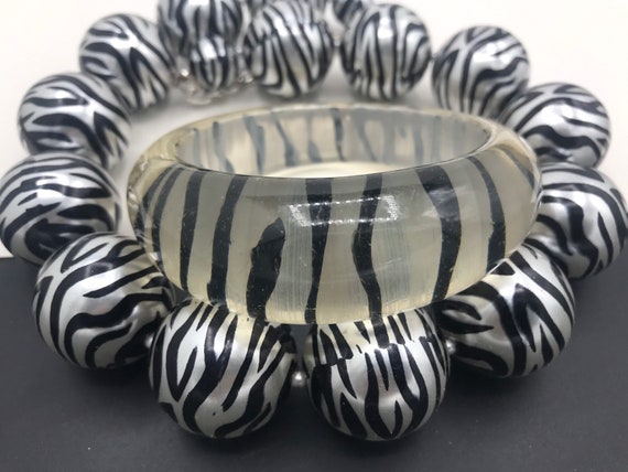 Vintage Zebra  Very Large Lucite Beaded Necklace … - image 3
