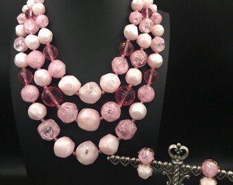 Precioso conjunto vintage de collar y pendientes de tres hilos en rosa multicolor, joyería de fantasía coleccionable de mediados de siglo (años 50-60).