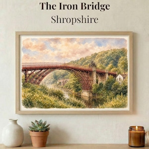 Könnte beinhalten: Ein gerahmtes Aquarellbild mit dem Titel The Iron Bridge Shropshire, das eine rote Bogenbrücke über einen Fluss zeigt, umgeben von grünen Bäumen und einem bewölkten Himmel, präsentiert mit einer weißen Vase, einer Sukkulente und einer Kerze.