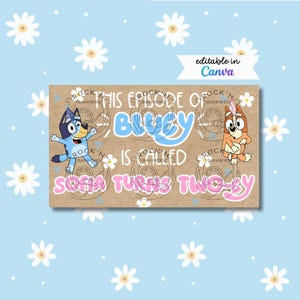 Puede incluir: Un gr&aacute;fico rectangular marr&oacute;n con el texto "THIS EPISODE OF Bluey IS CALLED SOFIA TURNS TWO" en azul y rosa. El gr&aacute;fico presenta personajes de dibujos animados y las palabras "editable in Canva". El fondo es azul claro con flores de margarita blancas.