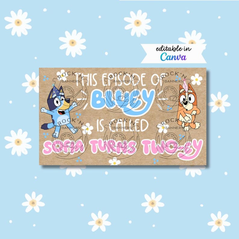 Puede incluir: Un gr&aacute;fico rectangular marr&oacute;n con el texto "THIS EPISODE OF Bluey IS CALLED SOFIA TURNS TWO" en azul y rosa. El gr&aacute;fico presenta personajes de dibujos animados y las palabras "editable in Canva". El fondo es azul claro con flores de margarita blancas.