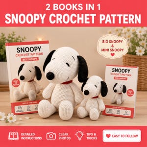 Può includere: Immagine di un libro di modelli all'uncinetto e tre peluche di Snoopy. Il libro recita "Snoopy Crochet Pattern" e "Easy to Follow". I peluche sono bianchi con orecchie nere e un colletto rosso. Il testo "2 Books in 1" è in alto.
