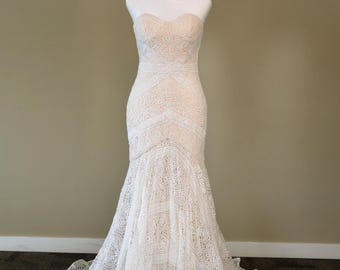 Vestido de novia estilo sirena de encaje bohemio para la playa, vestido de novia rústico ajustado sin tirantes con escote corazón.