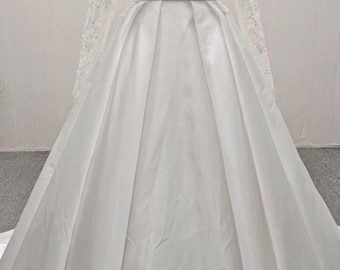 Vestido de novia de satén con cuello alto y manga larga, corte de baile y parte superior de encaje modesto.