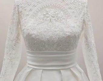 Vestido de novia modesto de satén en forma de A, con manga larga y cuello alto de encaje.