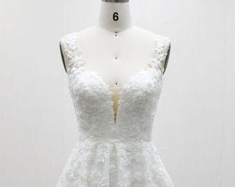 Spitze A-Linie Brautkleid mit tiefem V-Ausschnitt, Brautkleid mit Blumenapplikationen
