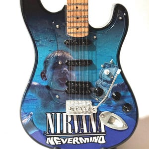 Guitarra tributo a Nirvana de 10 pulgadas con soporte. Escala 1:4.