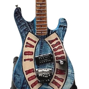Bon Jovi 10” Tribute Gitarre mit Ständer. (NJ) 1:4 Maßstab
