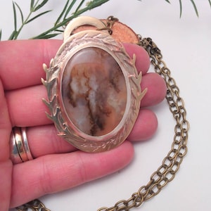 Colgante de laurel y encaje: ágata de encaje mexicano y latón