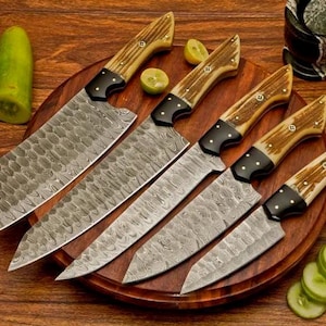 Handgefertigtes Damast-Stahl Kochmesser-Set: Hirschhorngriff, Lederrolle