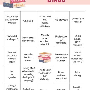 Op de afbeelding: Een roze en witte "Book Boyfriend Bingo" spelkaart met verschillende zinnen die betrekking hebben op romantische romans. De kaart toont een stapel boeken met de woorden "Bookish Vibes Only".