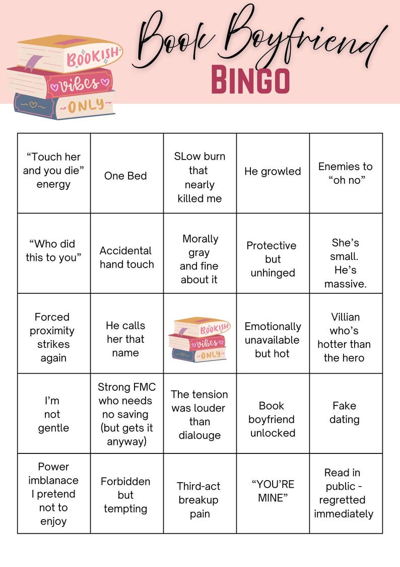 Op de afbeelding: Een roze en witte "Book Boyfriend Bingo" spelkaart met verschillende zinnen die betrekking hebben op romantische romans. De kaart toont een stapel boeken met de woorden "Bookish Vibes Only".