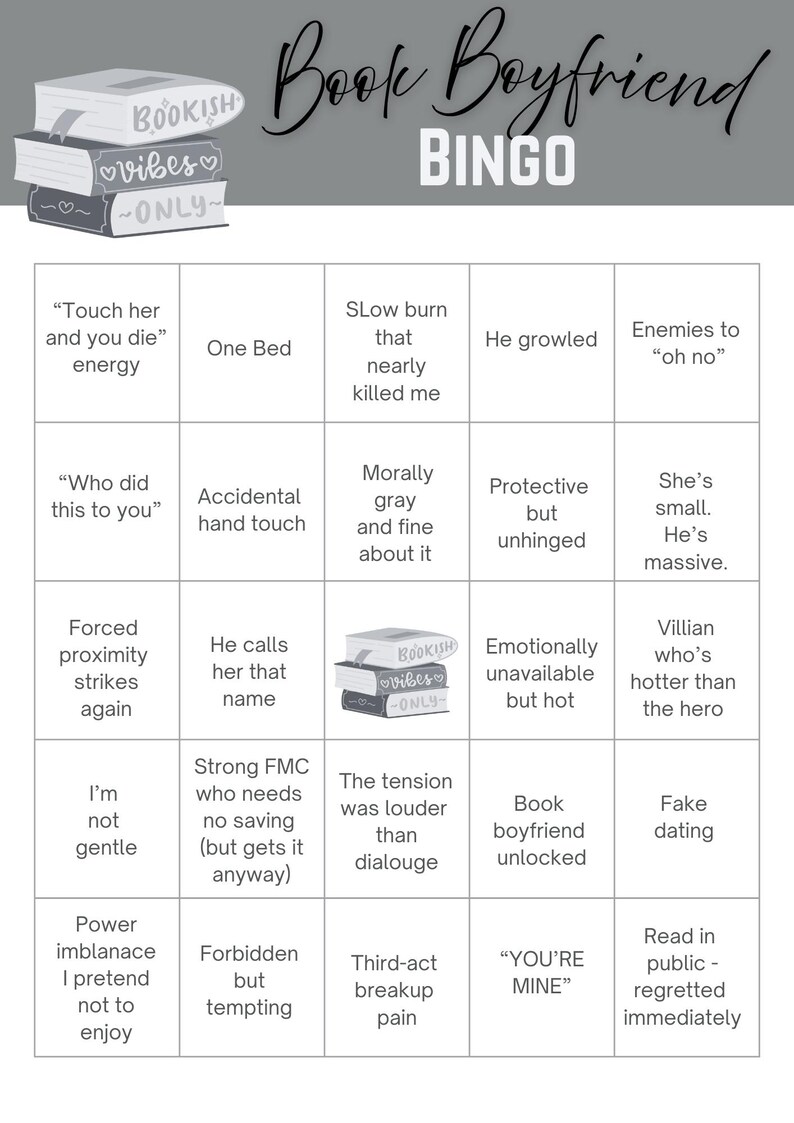 Op de afbeelding: Een Book Boyfriend Bingo-kaart met een grijze achtergrond en zwarte tekst. De kaart bevat verschillende zinnen en thema's gerelateerd aan boeken, met een stapel boeken in de linkerbovenhoek. De woorden "Bookish Vibes Only" staan op de boeken.