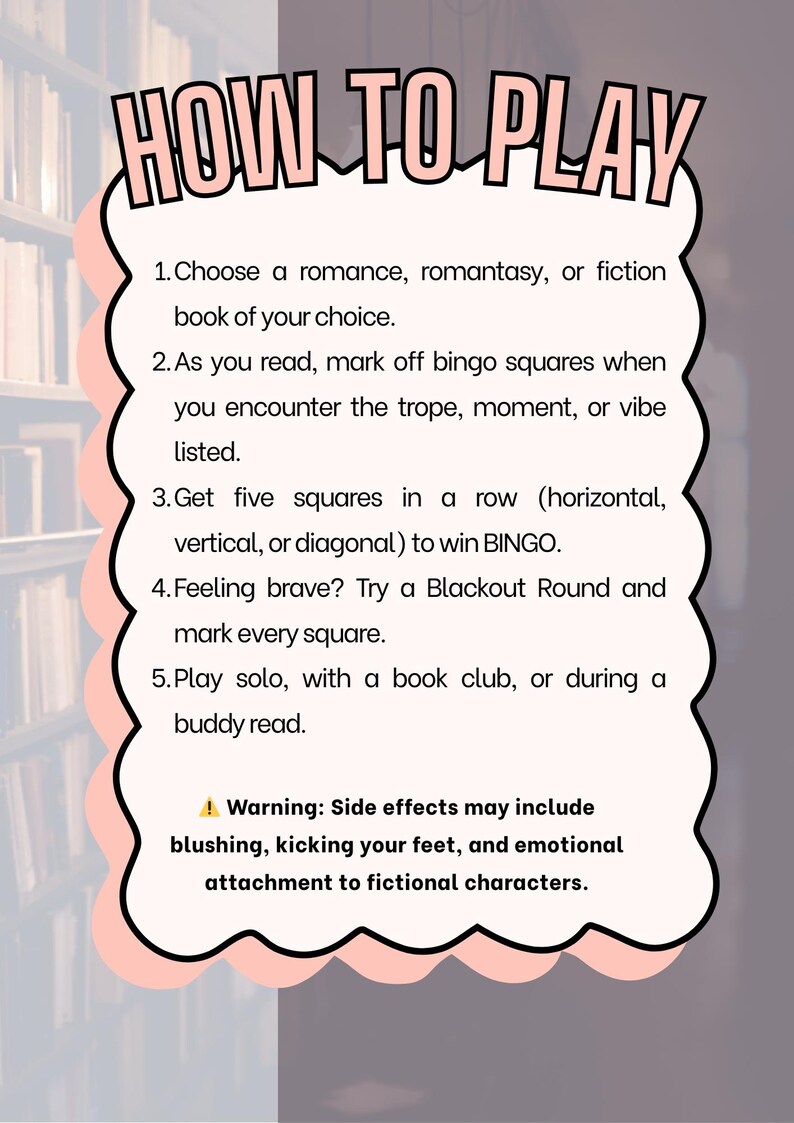 Op de afbeelding: Een roze en witte ge&iuml;llustreerde gids getiteld "HOW TO PLAY" voor een bingo spel met boeken als thema. Instructies omvatten het kiezen van een boek, het afvinken van vakjes en het winnen van bingo. De waarschuwing stelt dat bijwerkingen blozen en emotionele gehechtheid kunnen omvatten.