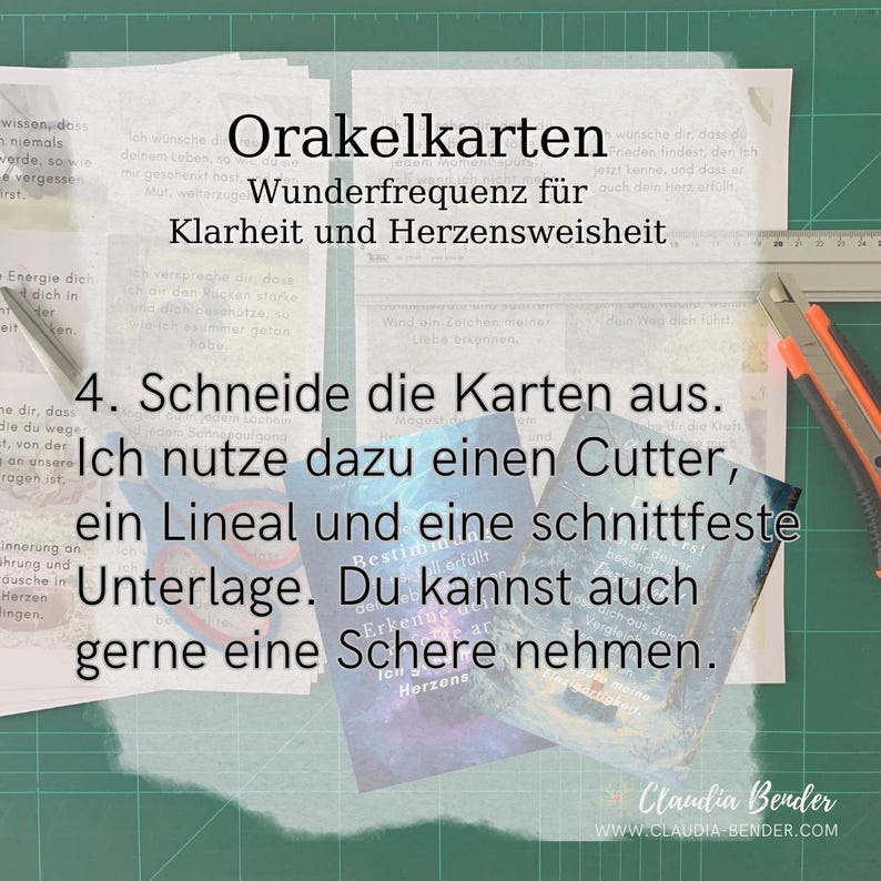 May include: A crafting scene with text in German: "Orakelkarten Wunderfrequenz f&uuml;r Klarheit und Herzensweisheit." The image shows a cutter, ruler, and printed cards on a green cutting mat. The text also says "4. Schneide die Karten aus." and "Ich nutze dazu einen Cutter, ein Lineal und eine schnittfeste Unterlage."