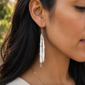 Ohrringe aus Dentaliummuscheln | Doppelt mit Silberdraht umwickelt | Handgefertigte Boho-Ohrhänger