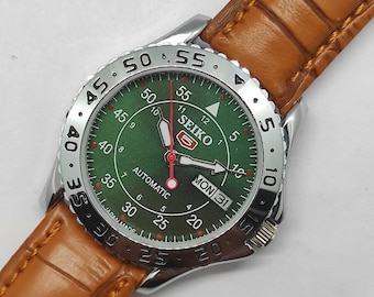 Vintage Seiko 5 automatic men's wrist watch: green color dial,Day/date