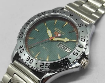 Vintage Seiko 5 Automatic Men's Watch: Green Dial, Day/Date, transparent back