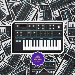 Puede incluir: Una pegatina de sintetizador negro y azul con un teclado y perillas de control. La pegatina tiene un borde blanco y está rodeada de otras pegatinas de sintetizador. Una pegatina morada con el texto "STICKER 3 SIZES" está en la esquina inferior derecha.