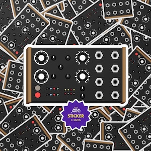 Pode incluir: Um autocolante com um módulo de sintetizador preto com botões e botões brancos e uma moldura castanha. O autocolante tem o texto "PATCH SHEETS STICKER 3 SIZES" numa estrela roxa.