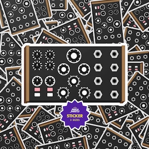 Puede incluir: Una colección de pegatinas negras con un diseño de panel de sintetizador modular con detalles en blanco y marrón. Las pegatinas tienen varias perillas y un adhesivo morado que dice "Patch Sheets Sticker 3 Sizes".