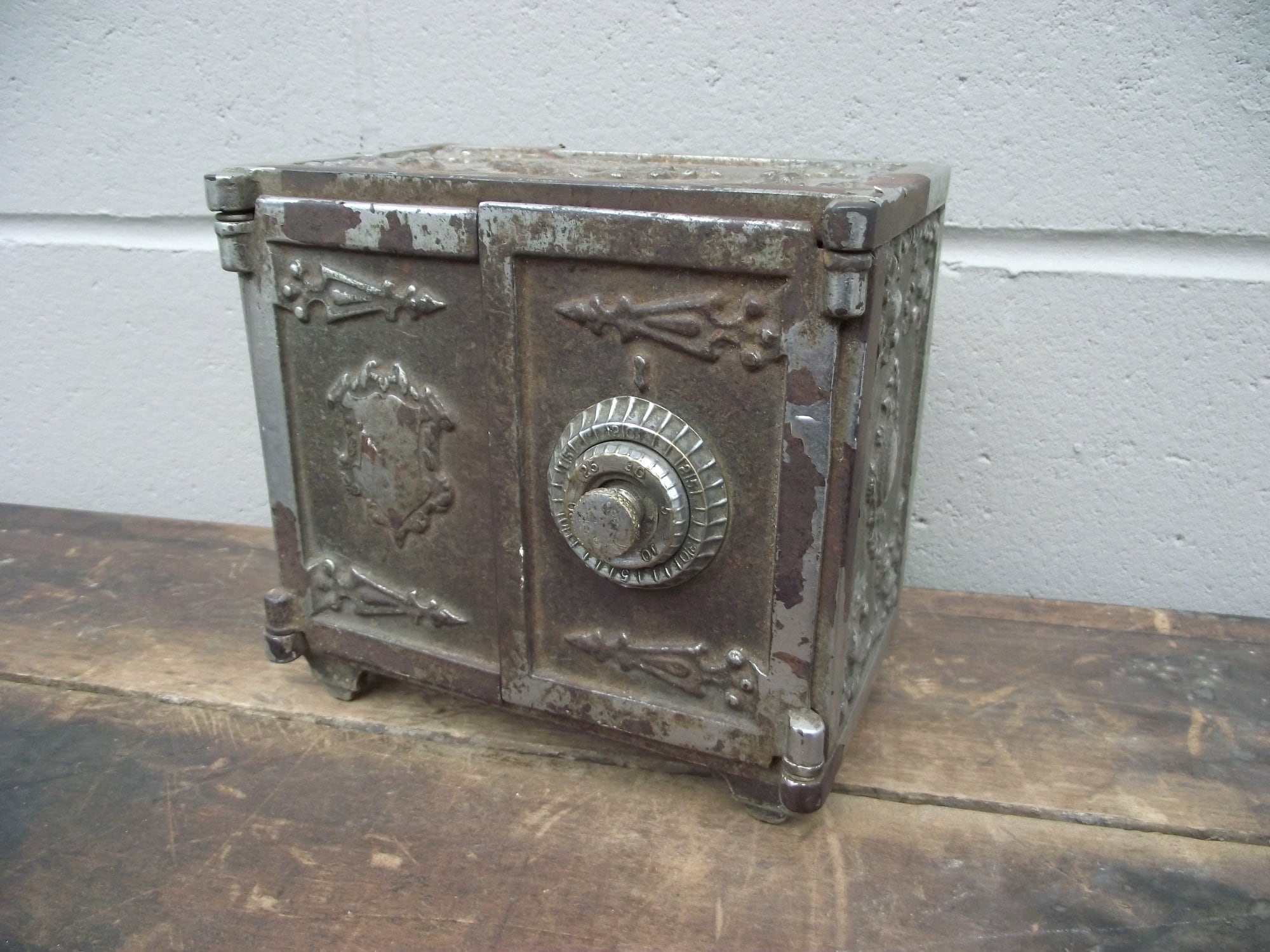 Cast Iron Bank Safe (DEB) Cast Iron Bank Safe (DEB)