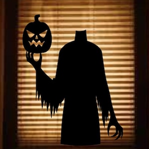 Puede incluir: Silueta negra de Halloween de una figura sin cabeza sosteniendo una calabaza tallada. La figura tiene mangas largas y rasgadas y una mano con forma de garra. El fondo presenta persianas horizontales.