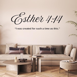 Puede incluir: Interior de salón con sofá beige, mesa de centro y mesa auxiliar. La pared muestra el texto "Esther 4:14" y la cita "I was created for such a time as this". También se ven cojines decorativos y plantas.