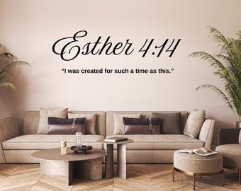 Può includere: Interno di un soggiorno con divano beige, tavolino e tavolino. La parete presenta il testo "Esther 4:14" e la citazione "I was created for such a time as this". Sono visibili anche cuscini decorativi e piante.