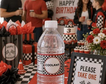 Puede incluir: Una botella de agua de plástico transparente con una etiqueta personalizada que presenta un borde a cuadros blanco y negro y el texto COOLANT en un marco circular. La etiqueta también incluye una tabla nutricional y un pequeño código QR.