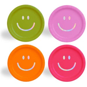 Könnte beinhalten: Vier bunte Pappteller mit Smiley-Gesichtern. Die Teller sind grün, rosa, orange und rot. Jeder Teller hat ein lächelndes Gesicht mit zwei kleinen Punkten für die Augen und einer gebogenen Linie für den Mund.