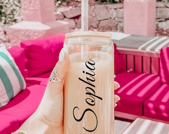 Copo de café gelado personalizado, copo de vidro personalizado com tampa e canudo, copo de vidro para despedida de solteira com tampa de madeira, copo de vidro de 16 oz, presentes para madrinhas