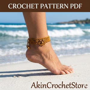 Puede incluir: Una taza de cerámica blanca con un asa negra y el texto "But First, Coffee" en negro y negrita. La taza está sobre una superficie de madera. La taza mide aproximadamente 10 cm de alto.