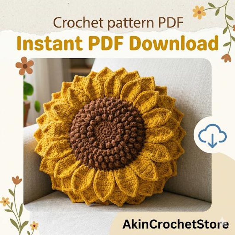 Op de afbeelding: Een gehaakt zonnebloemkussen met een bruin midden en gele bloemblaadjes. De tekst "Crochet pattern PDF" en "Instant PDF Download" staat bovenaan. De winkelnaam "AkinCrochetStore" staat onderaan.