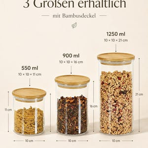 May include: Three clear glass storage canisters with bamboo lids, labeled 550 ml (10x10x11 cm), 900 ml (10x10x16 cm), and 1250 ml (10x10x21 cm). The text 3 Gr&ouml;&szlig;en erh&auml;ltlich mit Bambusdeckel is displayed above the canisters containing food items.
