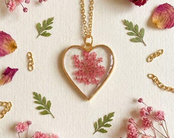 Pressed Flower Heart Necklace – Handmade Resin Heart Pendant, Gold Floral Necklace, Romantic Gift for Her